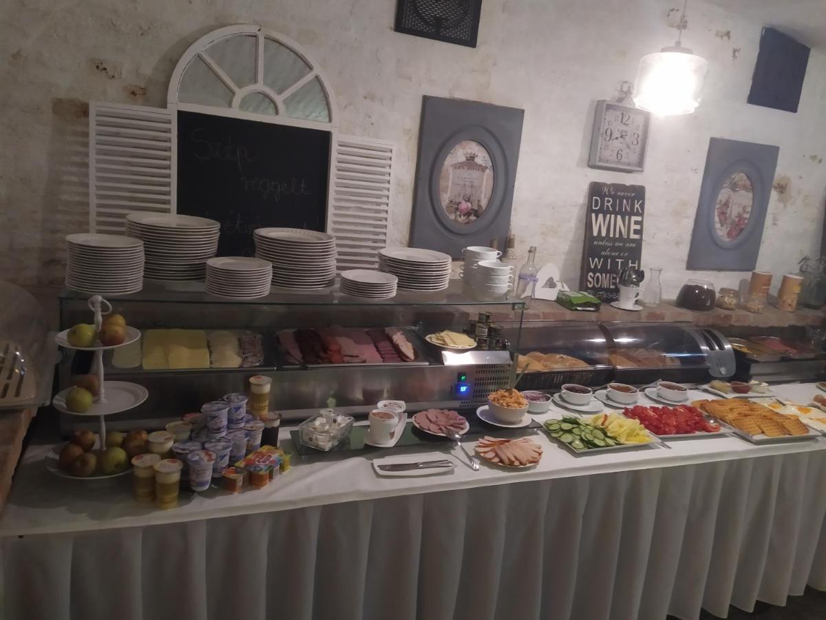 فندق Gyula Panzio المظهر الخارجي الصورة